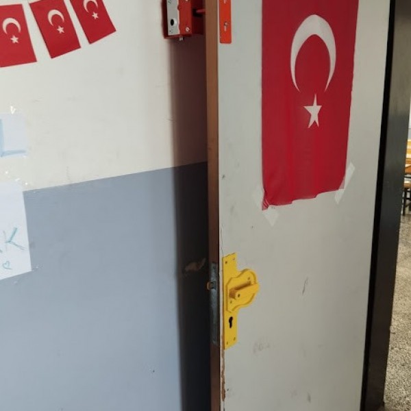 Üçgen Anahtarlı Kapı Sabitleme Kilit Sistemleri