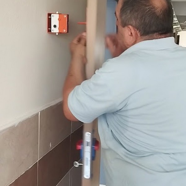 Üçgen Anahtarlı Kapı Sabitleme Kilit Sistemleri